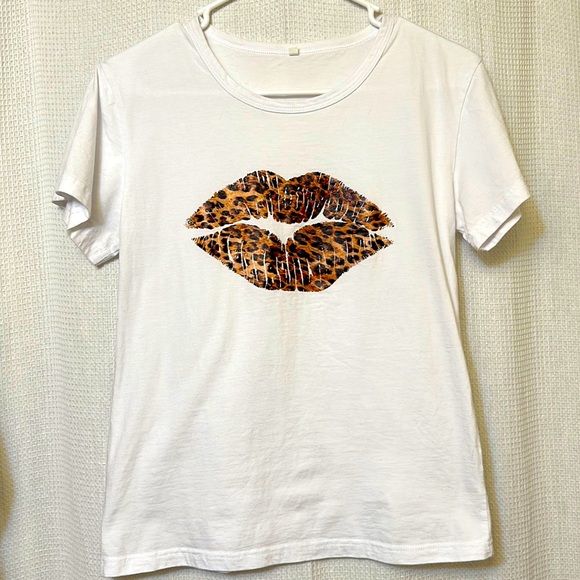 NWOT- White t-shirt, leopard print kiss. Size small. 100% cotton - Picture 1 of 4